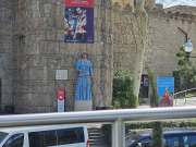 Statue posing as person or person posing as statue