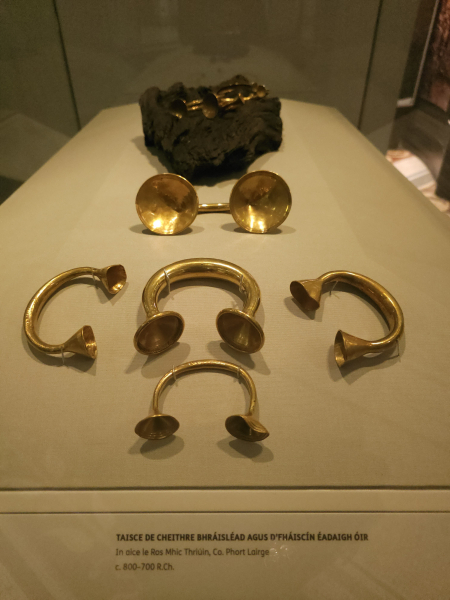 These are clothes fasteners made of gold. Don't ask me how they work.