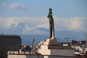 I liked this composition with the very large figure in front and the snowy mountains in the distance.