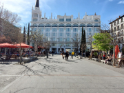 Usually, there are many people on Plaza Santa Ana and many diners at the outdoor restaurants.