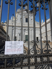 Close up of the sign saying no tourists in the cathedral. One of the very few in Spanish and English.