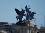 Sculptures on top of Ministerio de Agricultura, Pesca y Alimentación