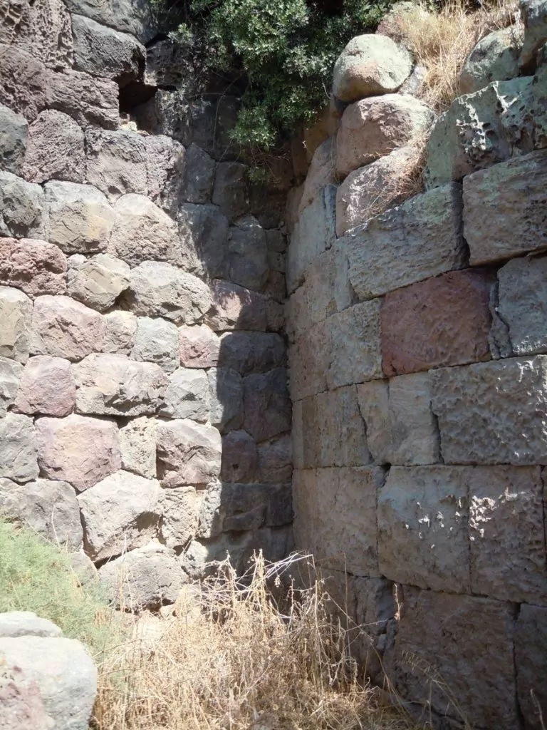 DSCN3110 Old wall (900 B.C.) joined to new wall (330 B.C.)