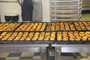 Pastels de Belém being made
