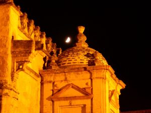 The moon over a corner of the mezquita.