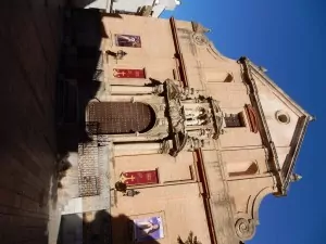 Rushed picture from the tour bus of a steep Albaicin street